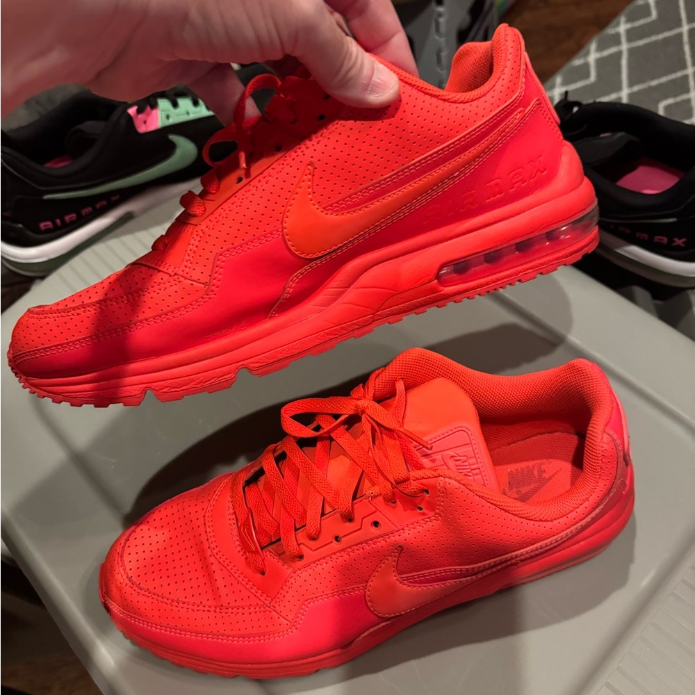 Red Athletic Shoes for Performance and Style - Picture 5 of 5